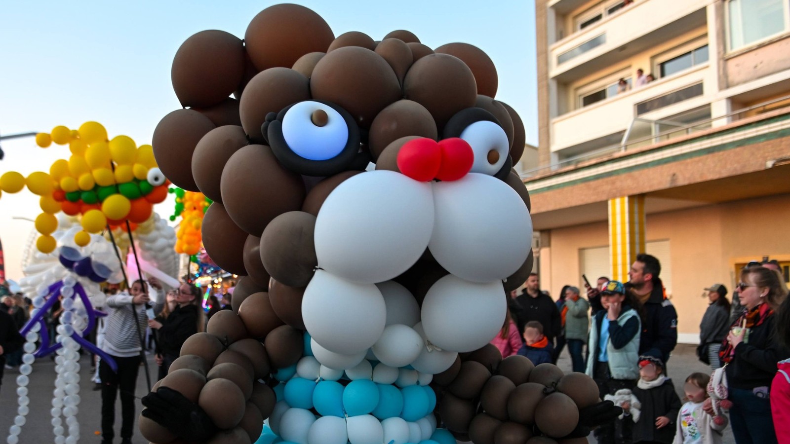 Personnages extraordinaires en ballons pour parade et événement extérieur