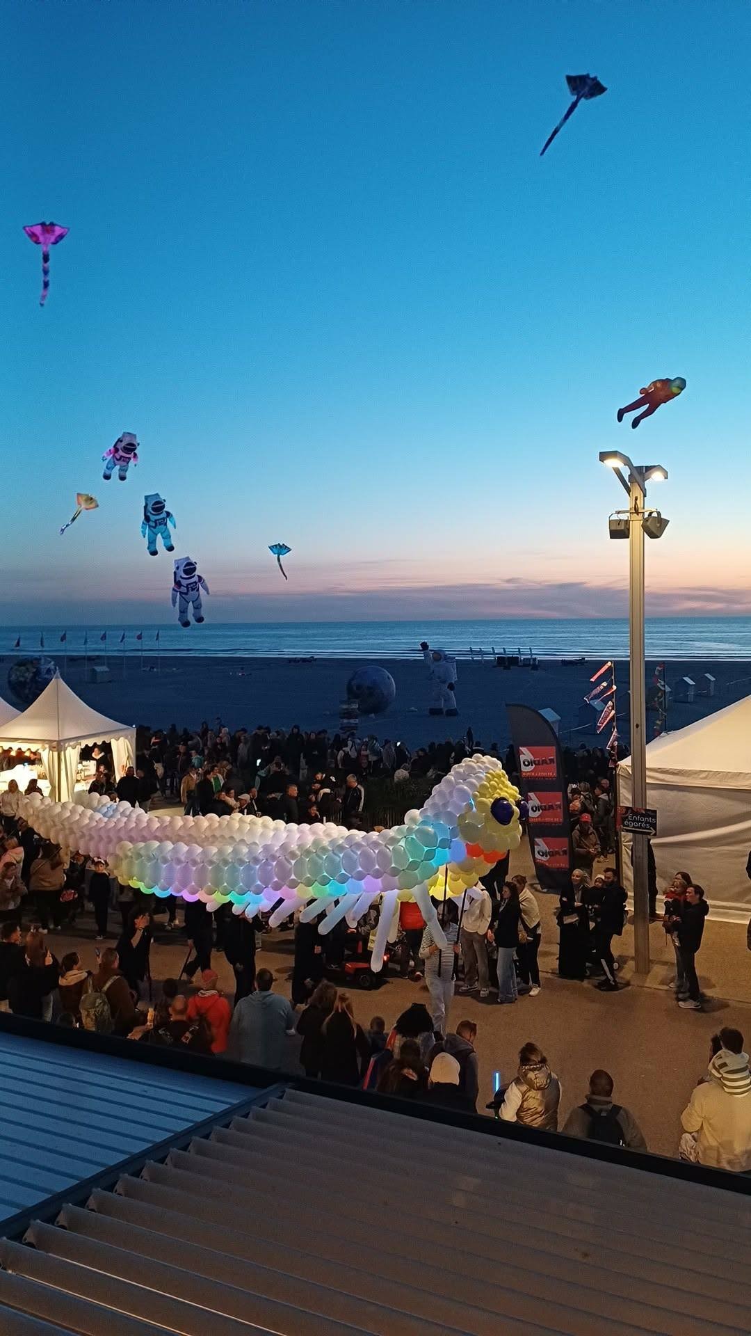 Personnages extraordinaires en ballons pour événement de rue