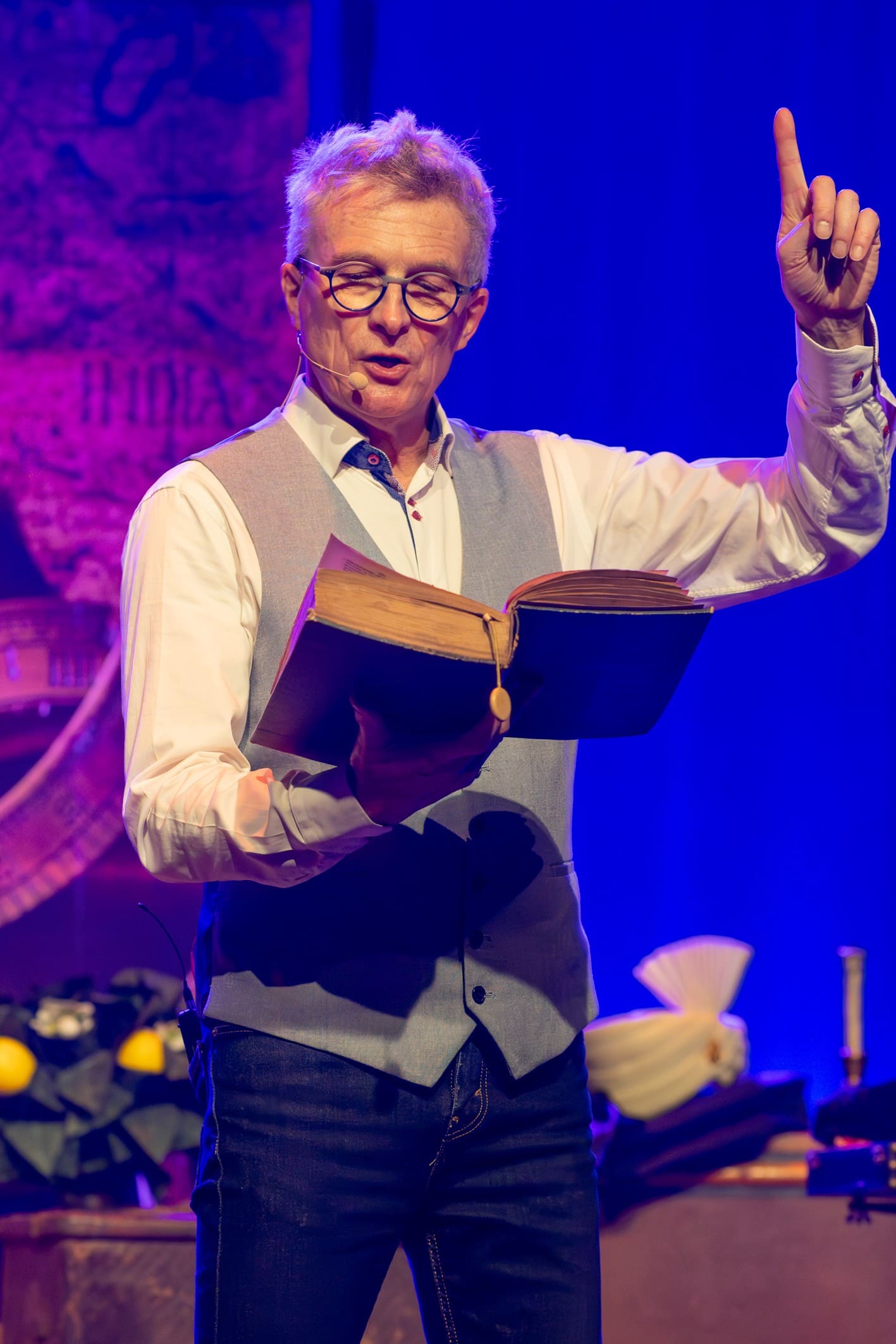 Le magicien du spectacle Voyages dans son univers scénique