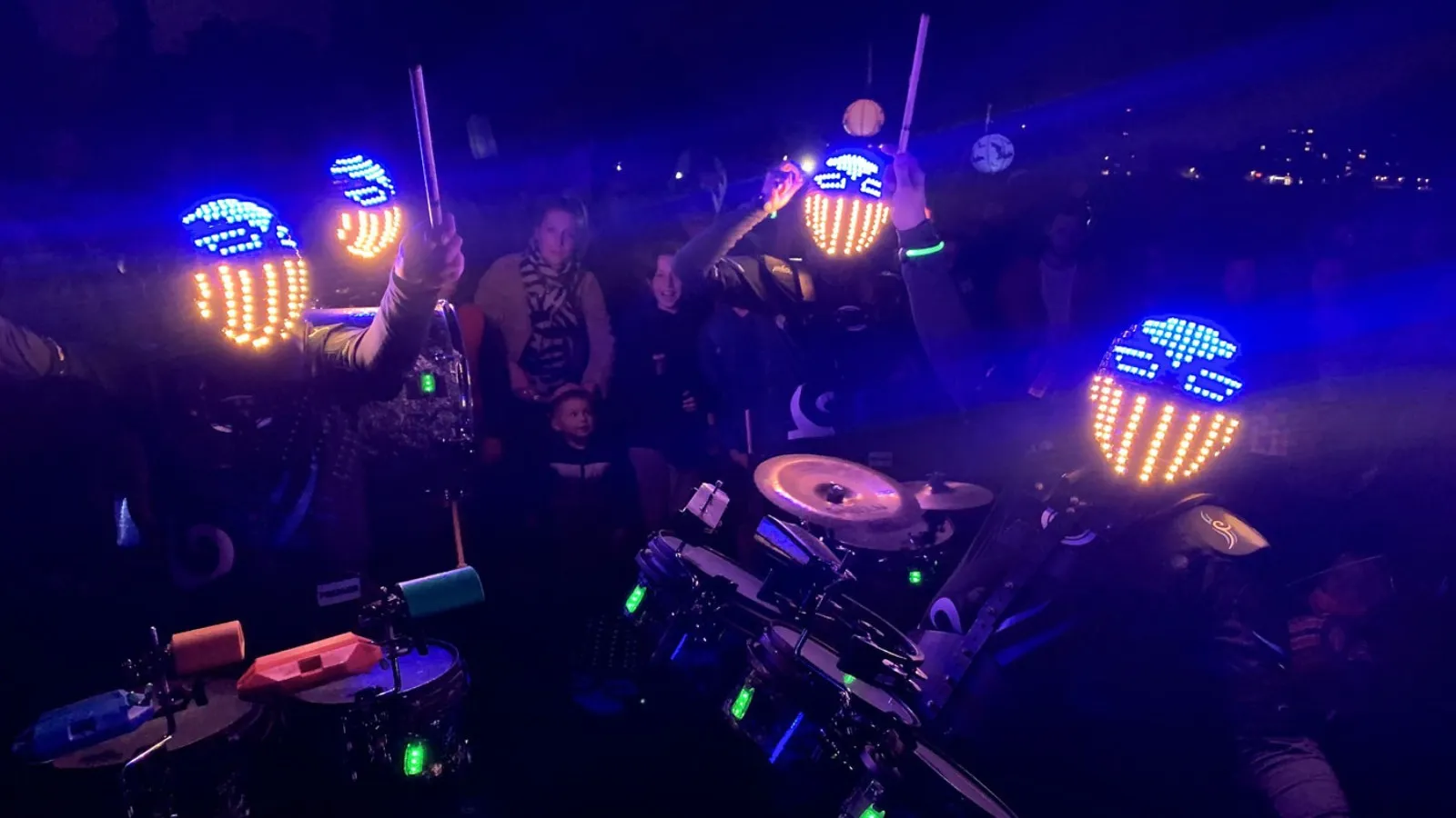 Battle Drums Galactica, percussionnistes lumineux lors d’un spectacle musical de rue
