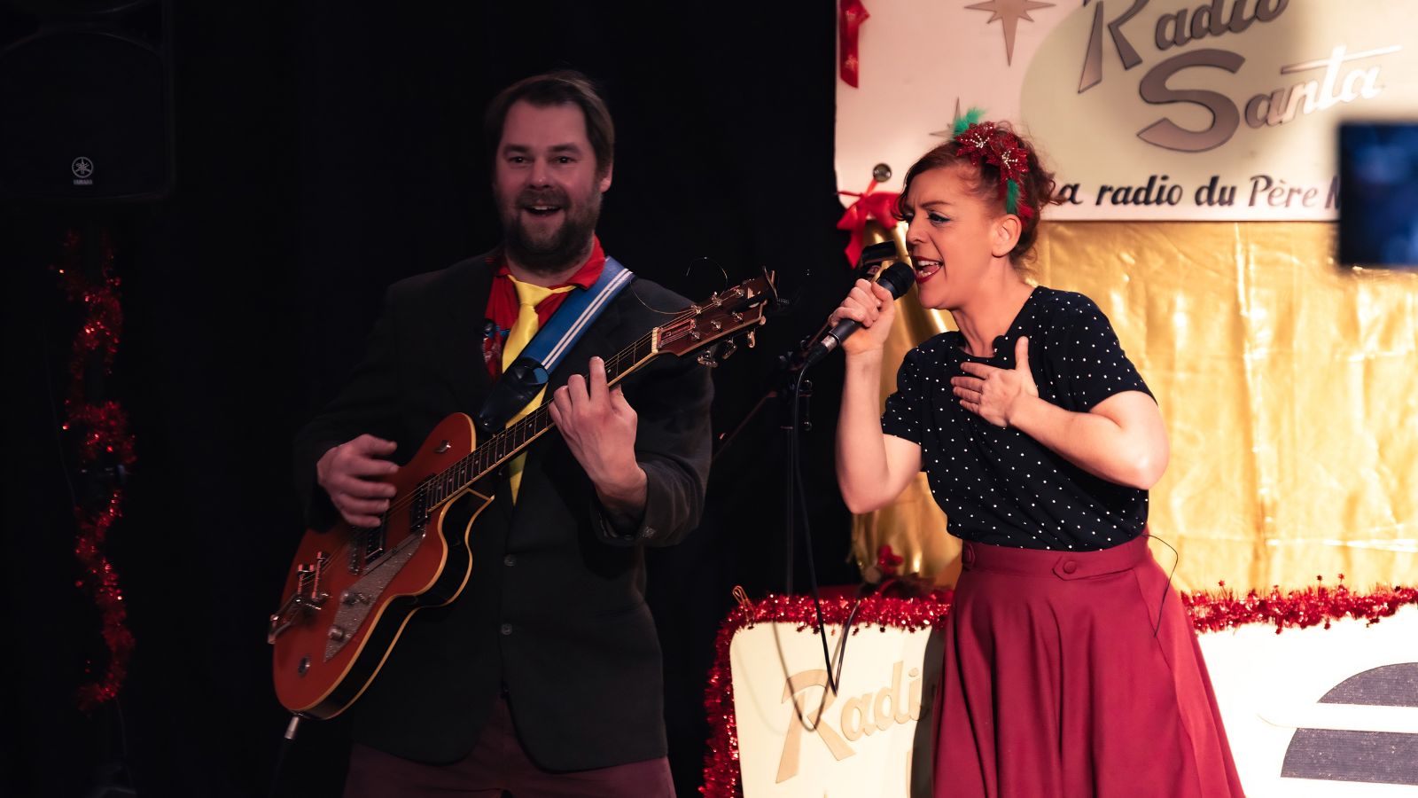 Les animateurs musiciens de Radio Santa dans leur studio de Noël