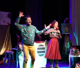 Moment interactif entre les artistes de Radio Santa et les enfants
